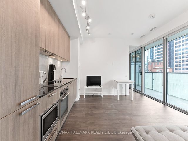 601 - 50 Charles St E