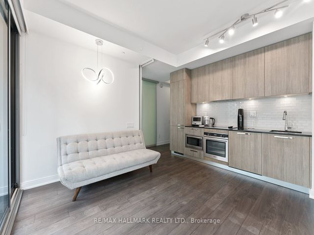 601 - 50 Charles St E