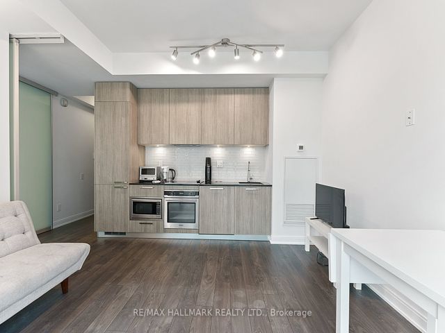 601 - 50 Charles St E