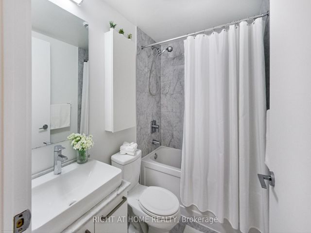 306 - 12 York St
