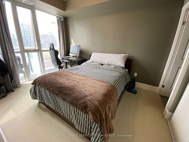 330 - 560 Front St W