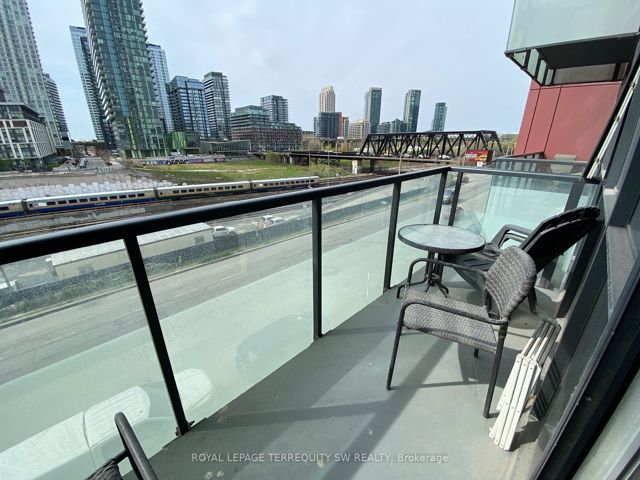330 - 560 Front St W