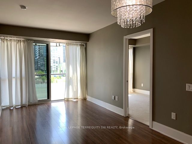 330 - 560 Front St W