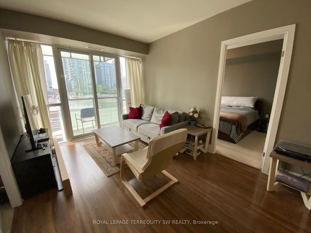 330 - 560 Front St W