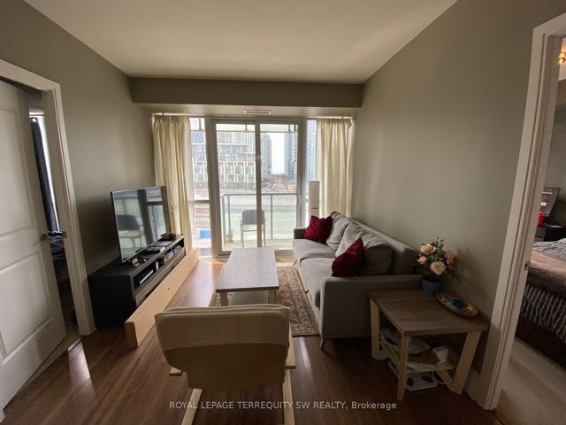 330 - 560 Front St W