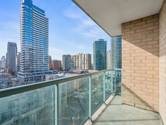 906 - 28 Olive Ave