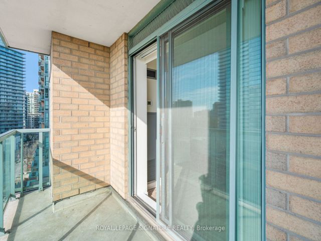 906 - 28 Olive Ave