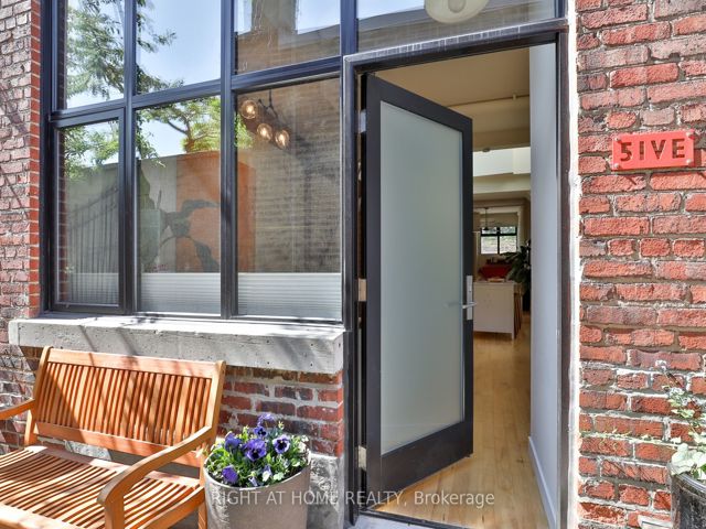 5 - 200 Clinton St