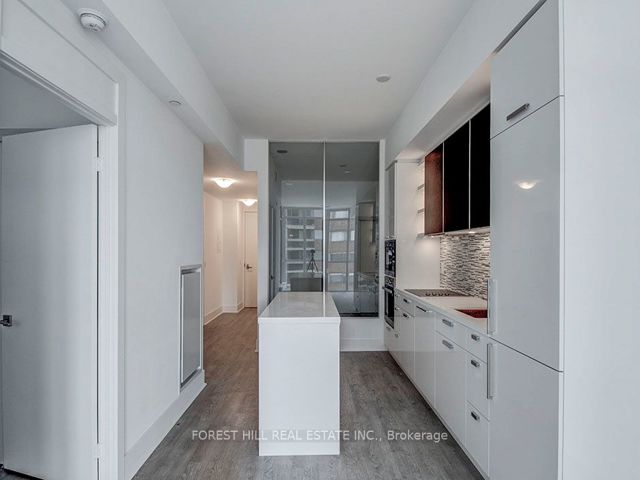605 - 32 Davenport Rd W