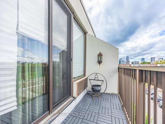 518 - 30 Fashion Roseway