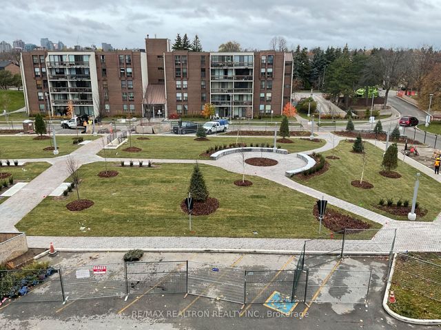 518 - 30 Fashion Roseway