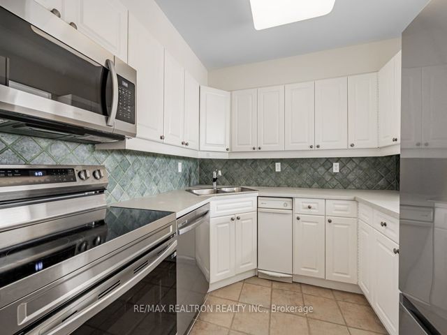 518 - 30 Fashion Roseway