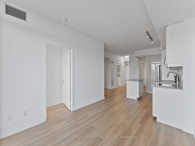 1016 - 2885 Bayview Ave