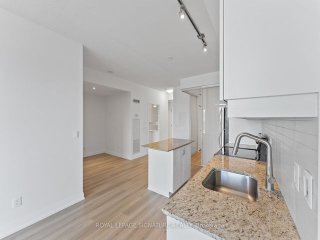1016 - 2885 Bayview Ave