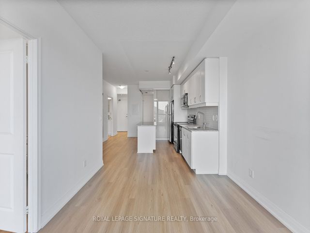 1016 - 2885 Bayview Ave