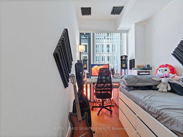 711 - 215 Queen St W