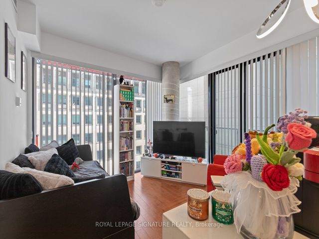 711 - 215 Queen St W
