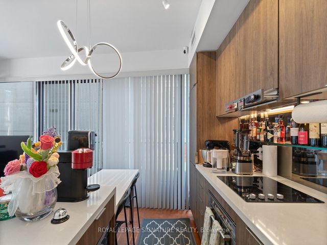 711 - 215 Queen St W
