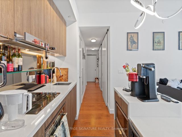711 - 215 Queen St W