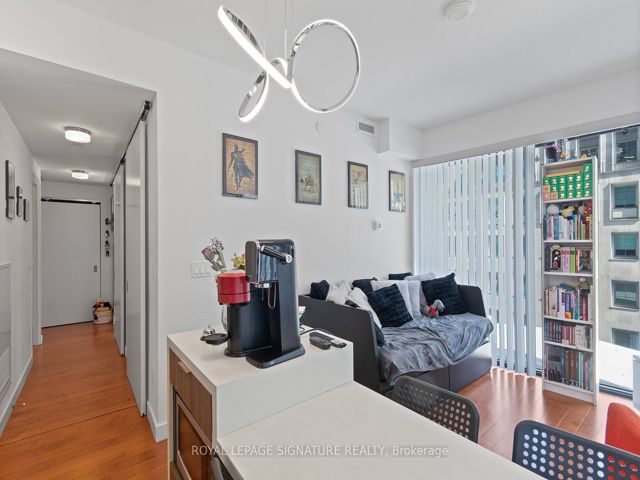 711 - 215 Queen St W
