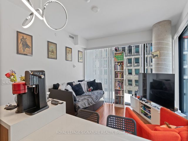 711 - 215 Queen St W