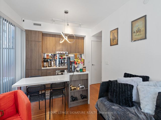 711 - 215 Queen St W