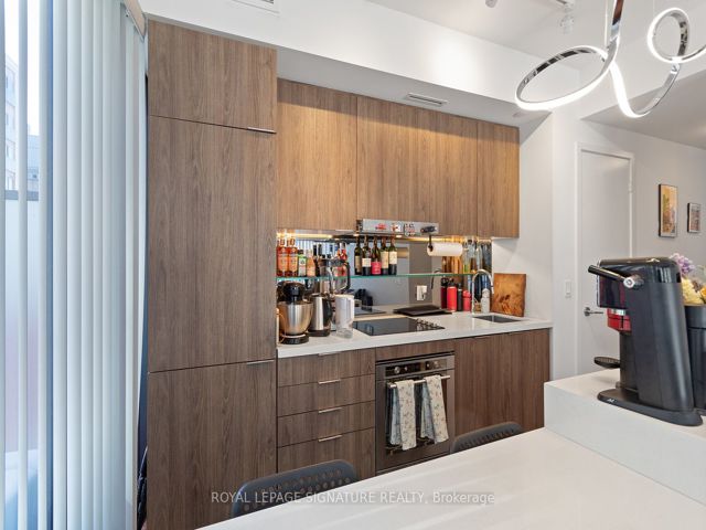 711 - 215 Queen St W