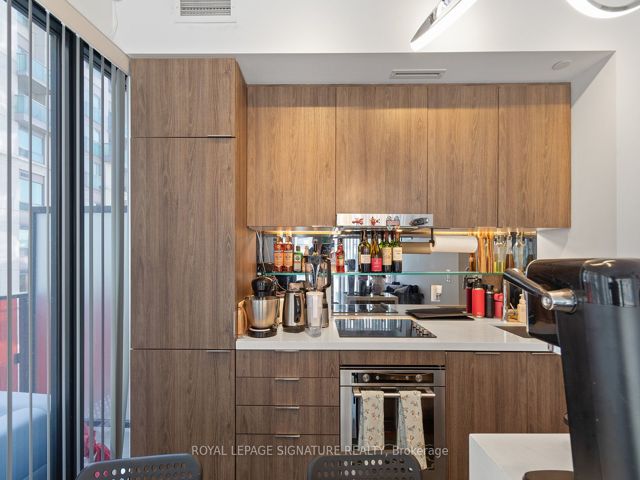711 - 215 Queen St W