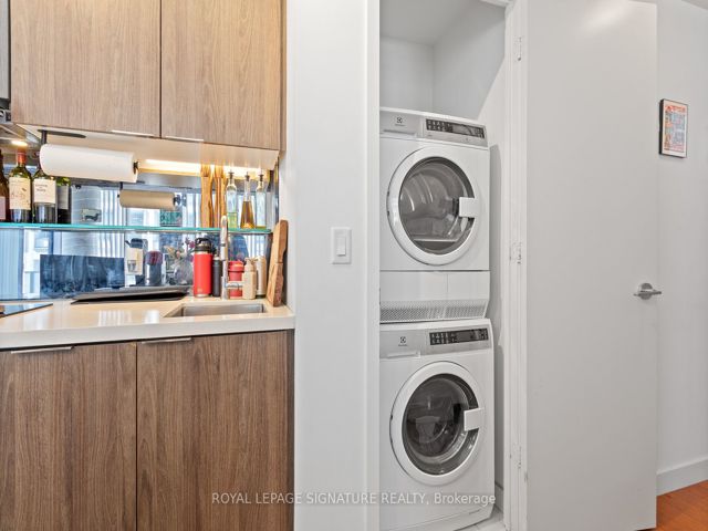 711 - 215 Queen St W