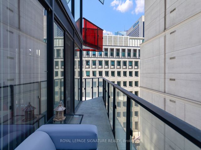 711 - 215 Queen St W