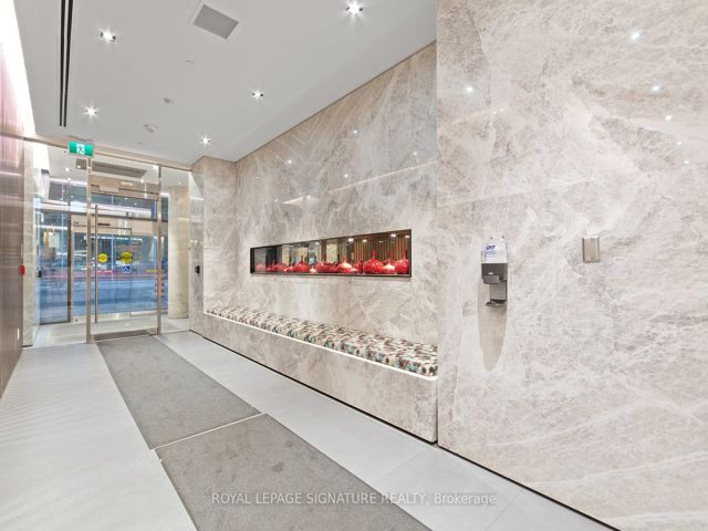 711 - 215 Queen St W