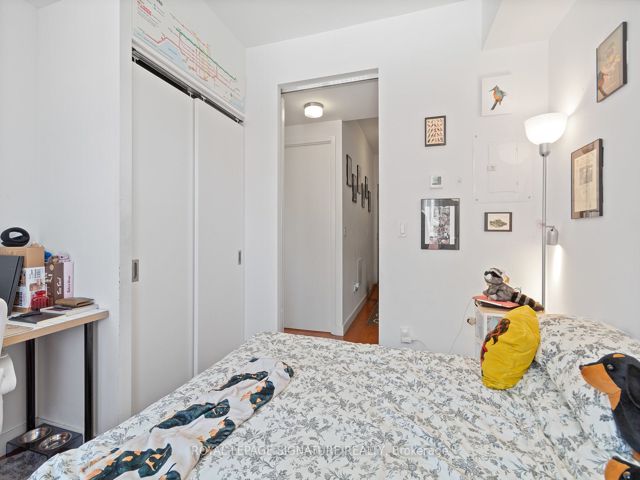 711 - 215 Queen St W