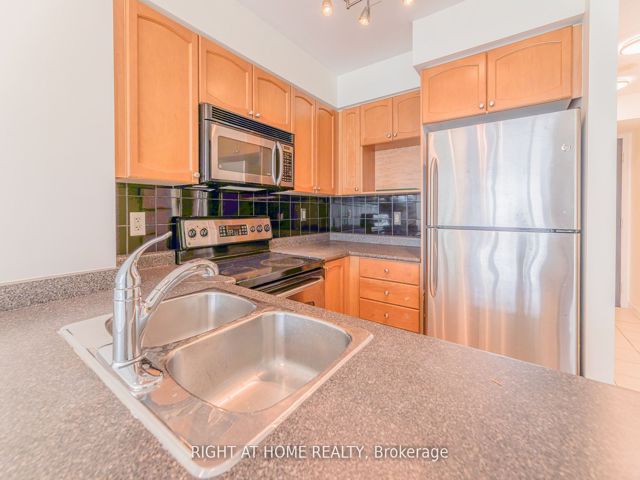 1709 - 18 Yonge St