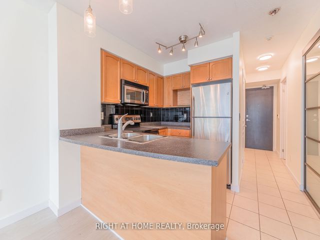 1709 - 18 Yonge St