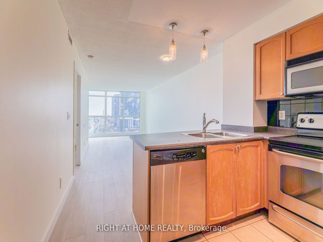1709 - 18 Yonge St
