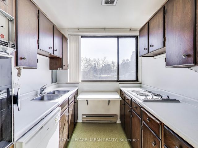 7 - 166 Sherwood Ave