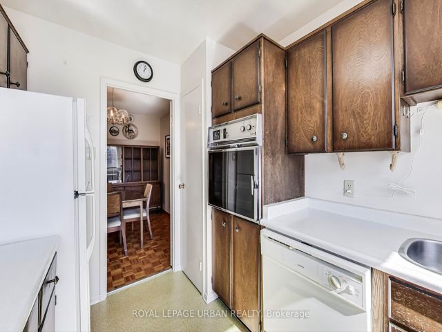 7 - 166 Sherwood Ave