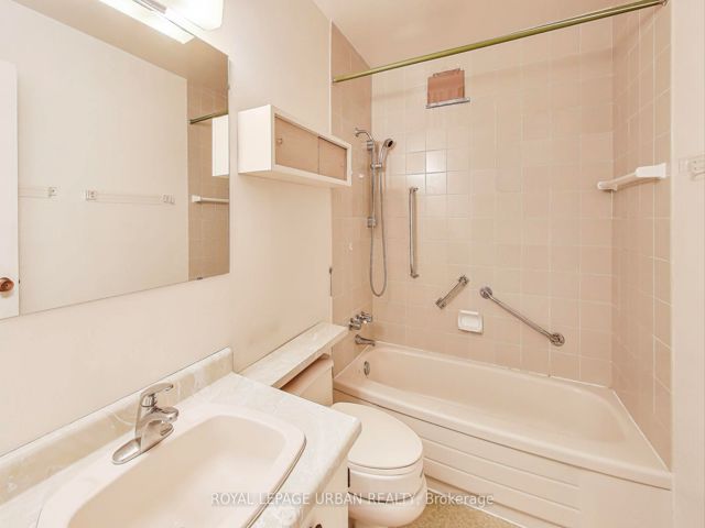 7 - 166 Sherwood Ave