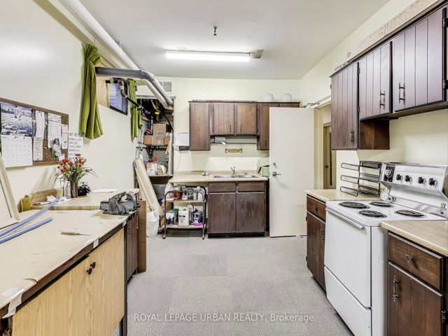 7 - 166 Sherwood Ave