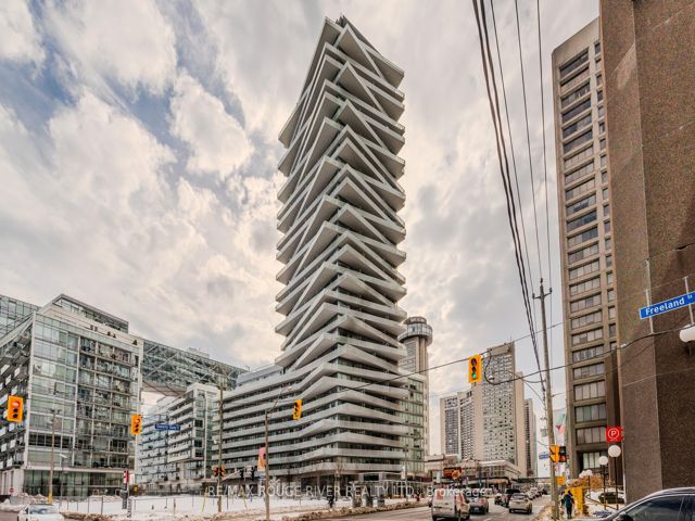 921 - 15 Queens Quay E