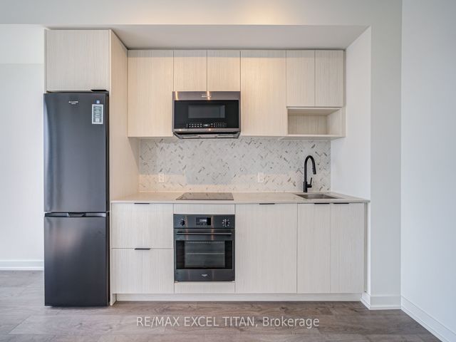 1704 - 5 Defries St