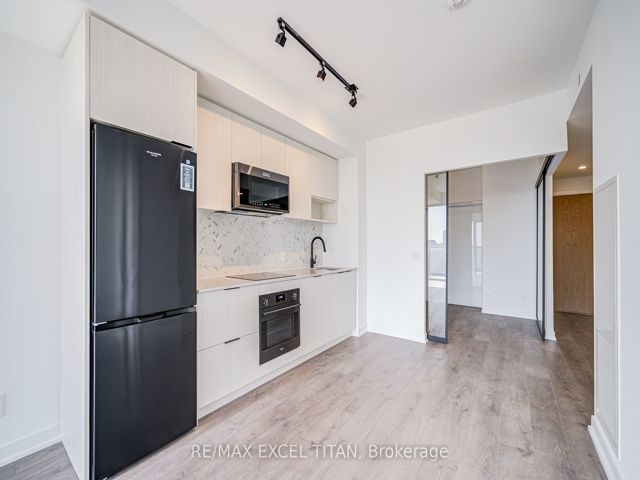 1704 - 5 Defries St