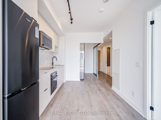 1704 - 5 Defries St