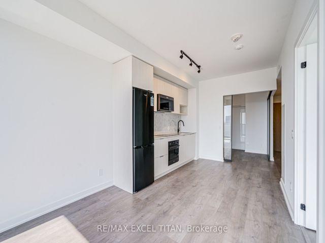 1704 - 5 Defries St