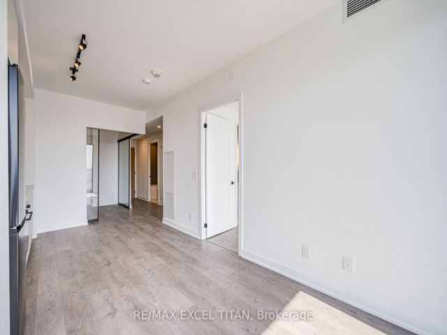1704 - 5 Defries St