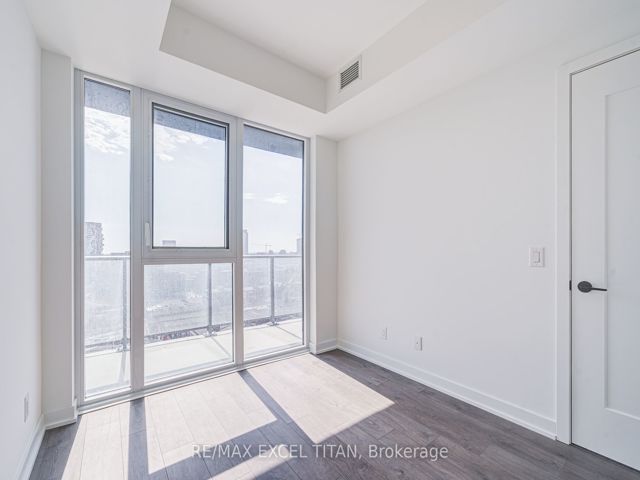 1704 - 5 Defries St