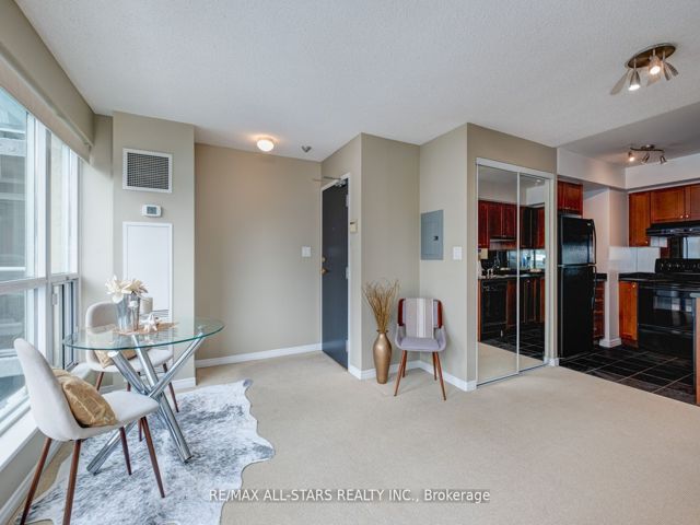 621 - 230 King St E