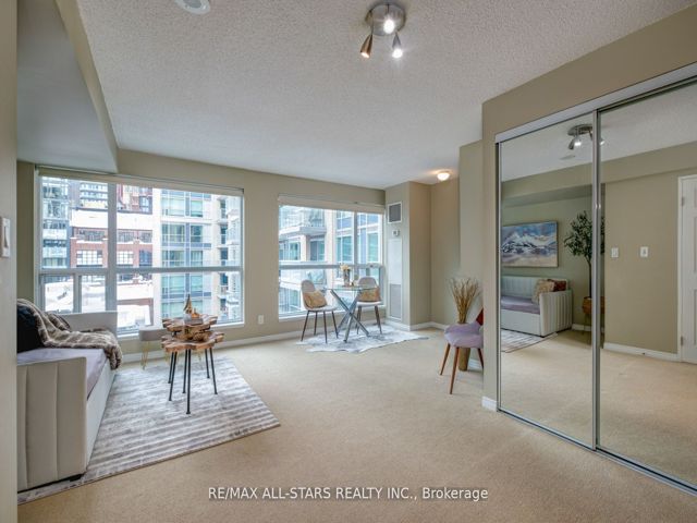 621 - 230 King St E