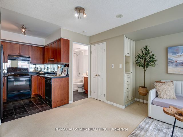 621 - 230 King St E