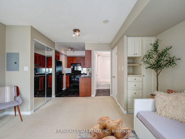 621 - 230 King St E